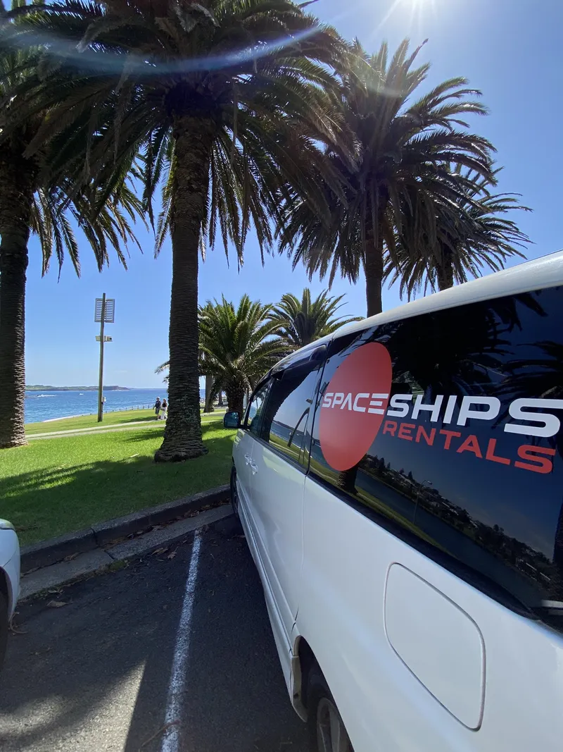 van spaceships garé à Kiama en Australie, sous le soleil. Van loué avec Vanz Travel.