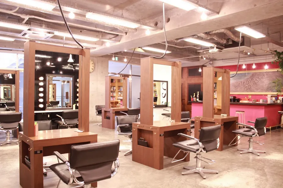 photo officielle du salon Assort Tokyo à Tokyo, Japon, qui fait le lissage japonais