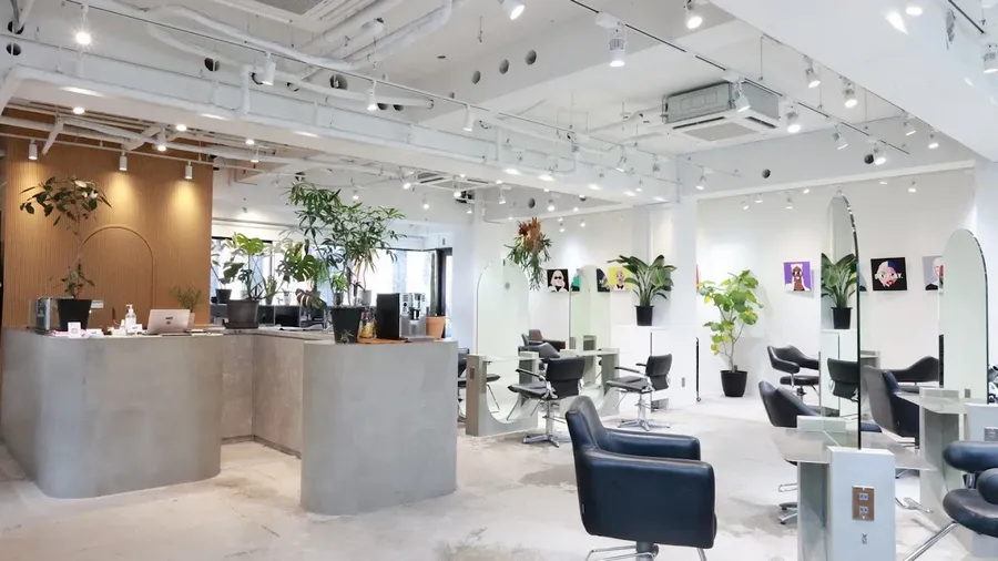 photo du salon de coiffure P.S.Gemmie sur leur site internet, salon qui parle anglais pour les étrangers et où il est possible de faire un lissage japonais