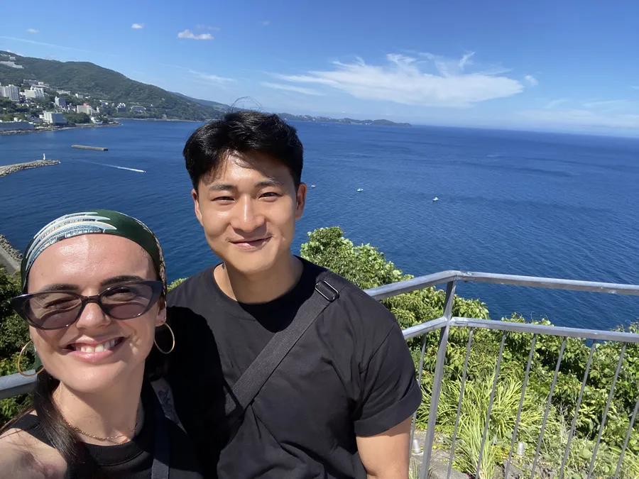 photo en amoureux devant la vue d'atami au Japon