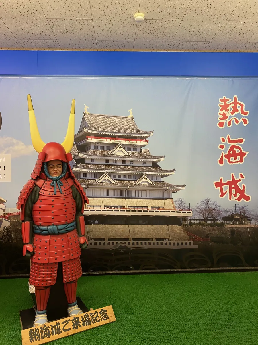 essayage de costumes dans le château d'atami au japon dans la péninsule d'izu, moment drôle à faire entre amis