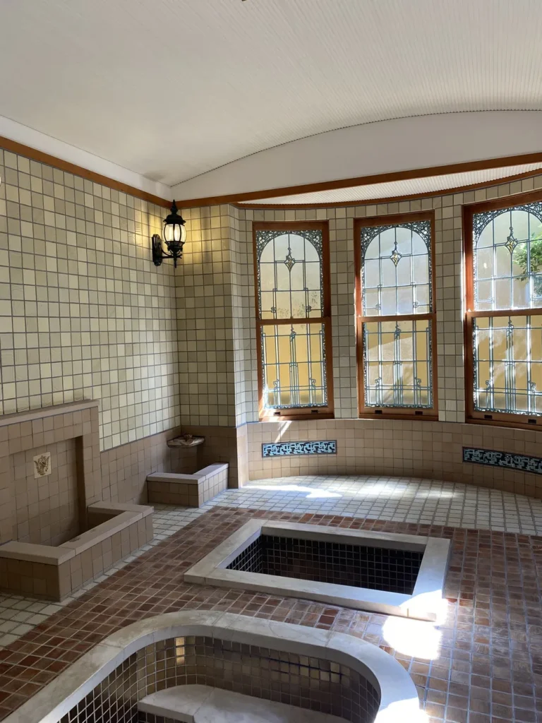 salle de bain romaine du kiunkaku à atami au japon