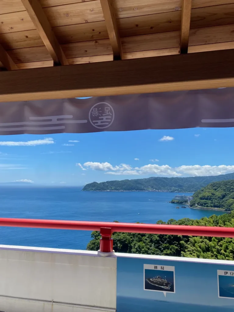vue du ashiyu dans le château d'atami au Japon dans la péninsule d'izu, mer à l'infini et bleu du ciel