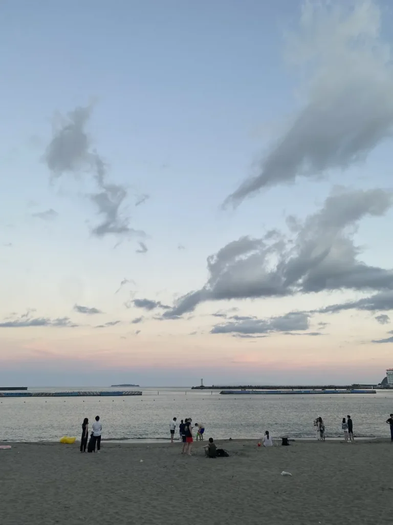 Atami Sun Beach : la plage d'atami au coucher du soleil pendant l'été