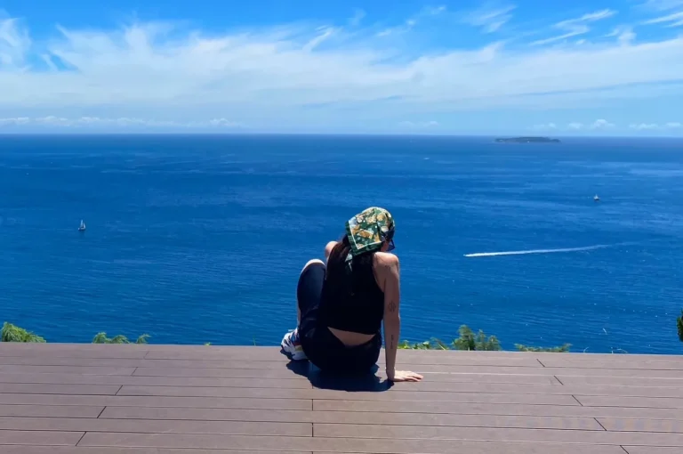 assise face à la mer au niveau du chateau d'atami, dans la péninsule d'Izu au Japon