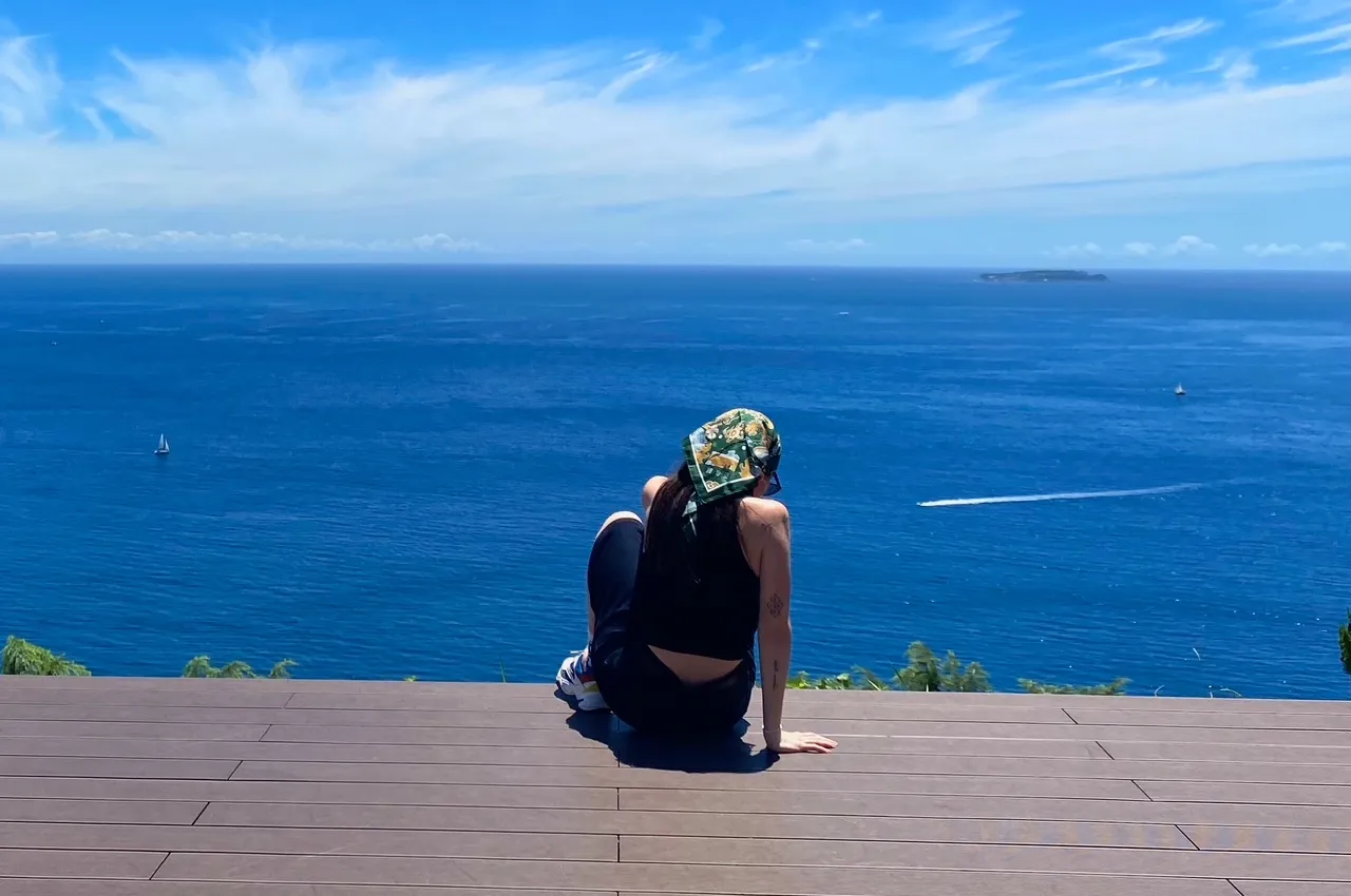 assise face à la mer au niveau du chateau d'atami, dans la péninsule d'Izu au Japon