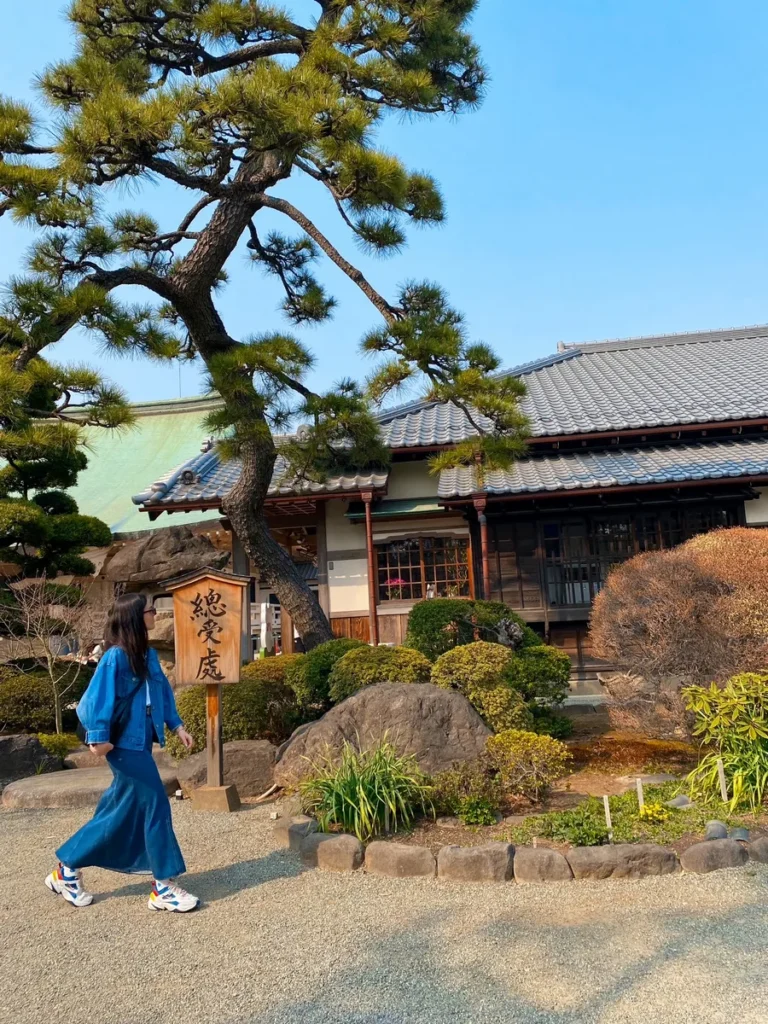 rédactrice web Japon lors d'une visite de temple à Tokyo