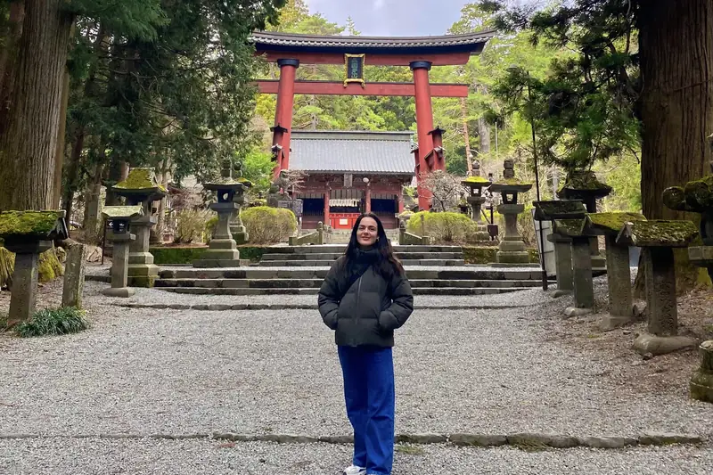Manon devant le torii rouge du sanctuaire Fuji Sengen de Fujiyoshida pendant son PVT au Japon