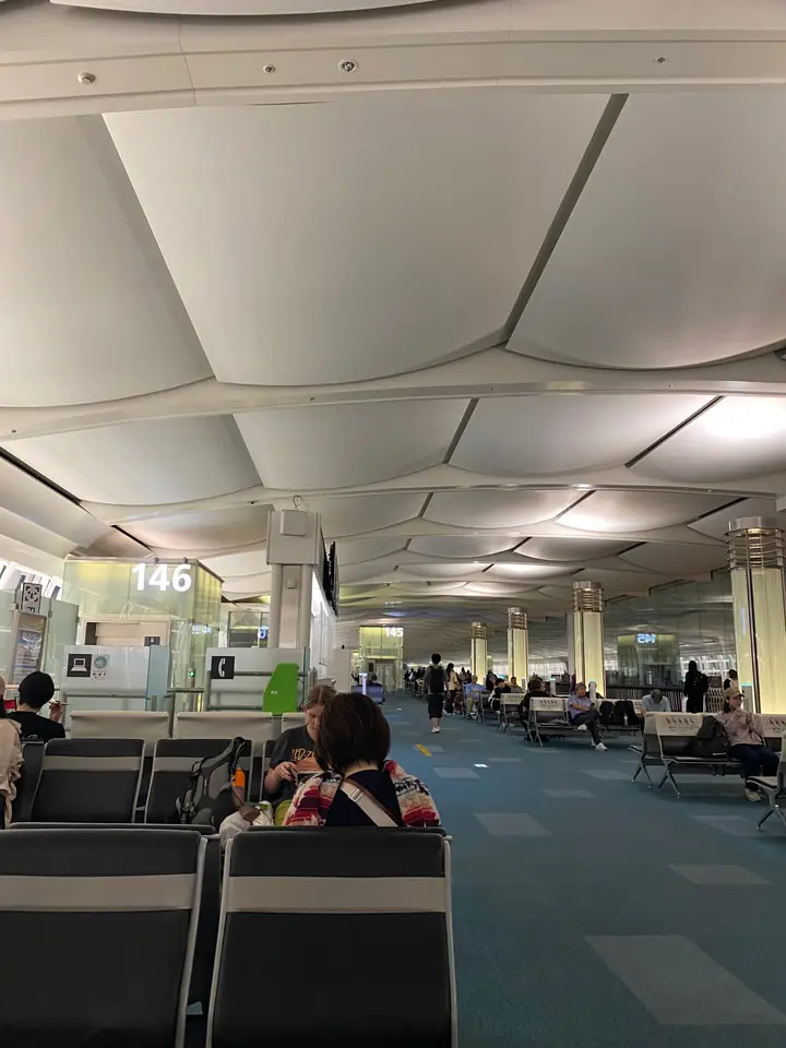 Salle d’embarquement de l’aéroport de Haneda (Tokyo) de nuit, quelques heures après notre PACS à l’Ambassade de France
